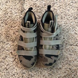 Nike LeBron Soldier FlyEase Kids Shoe Size 3